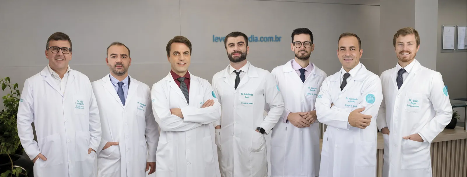 Médicos do grupo de quadril e joelho Levve