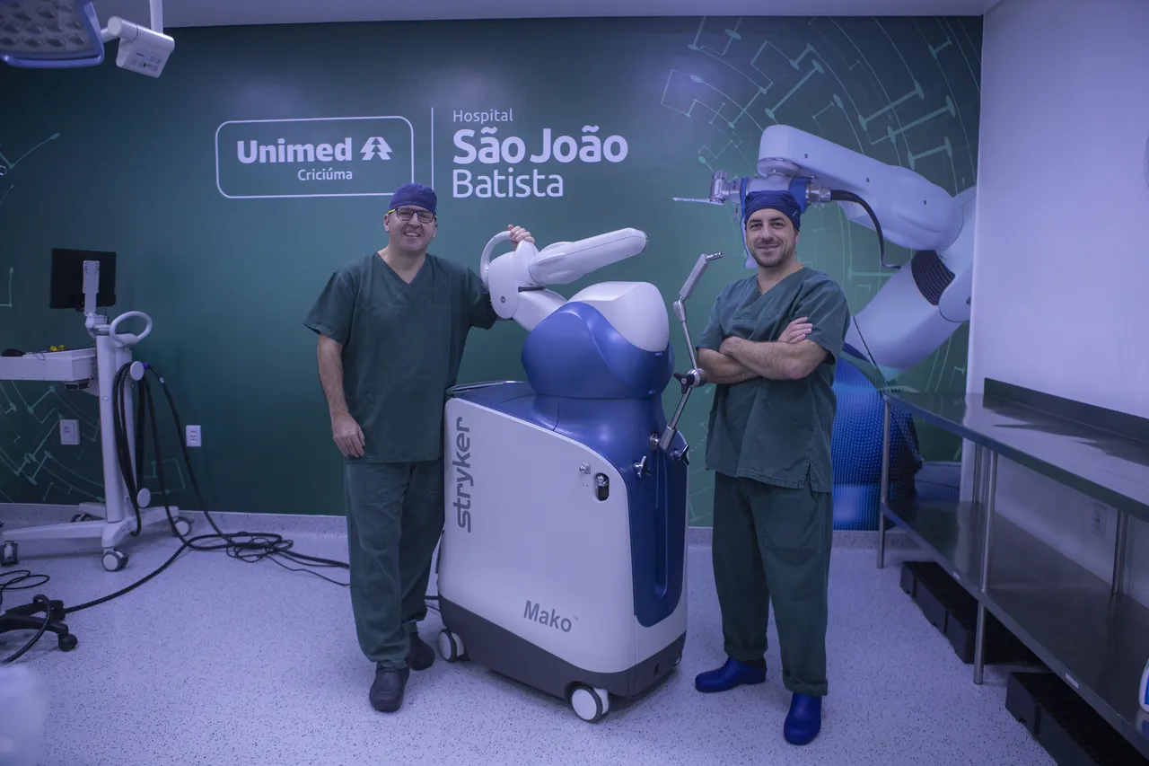 Equipe da Levve com o robô Mako SmartRobotics no centro cirúrgico